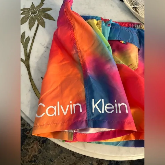 Men’s size Large Calvin Klein swimsuit - Picture 2 of 4